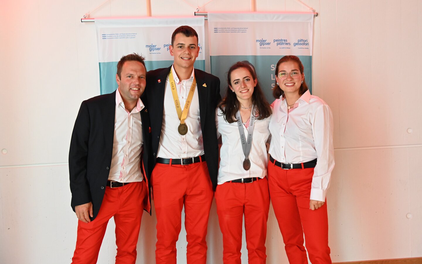 Gipser-Trockenbauer Iwan Arnold gewann an den EuroSkills 2023 die Goldmedaille. Malerin Sabrina Bosshard durfte die Silbermedaille entgegennehmen.